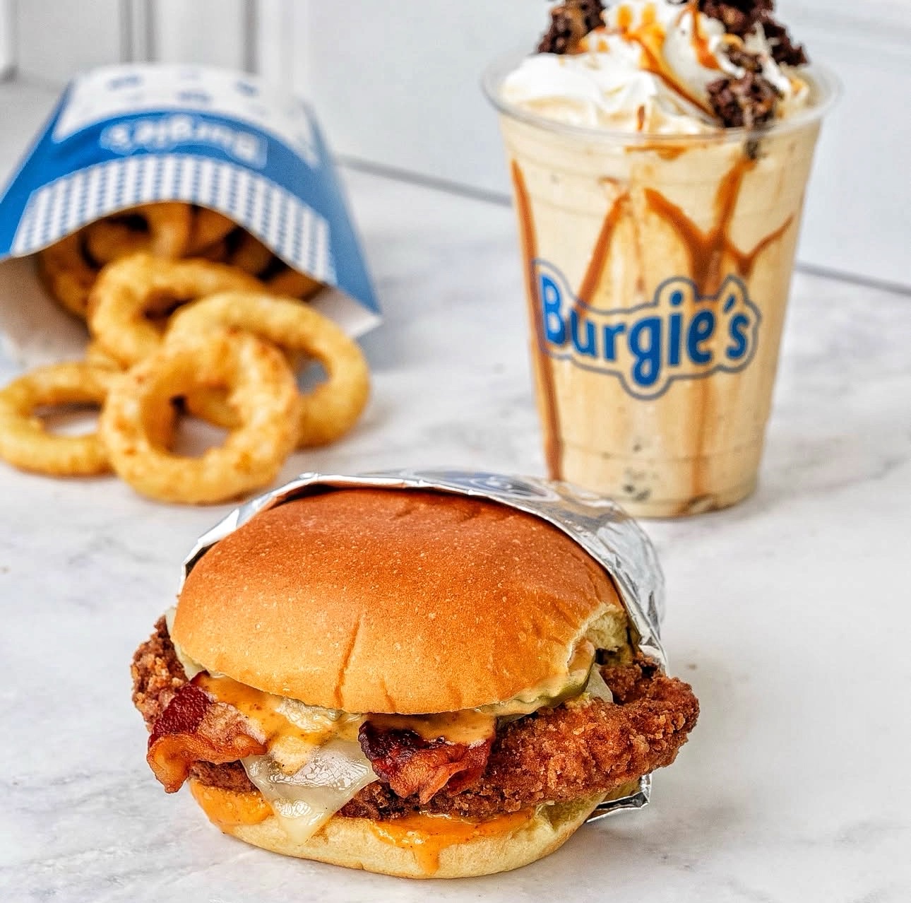 Chicken sandwich con onion rings y shake