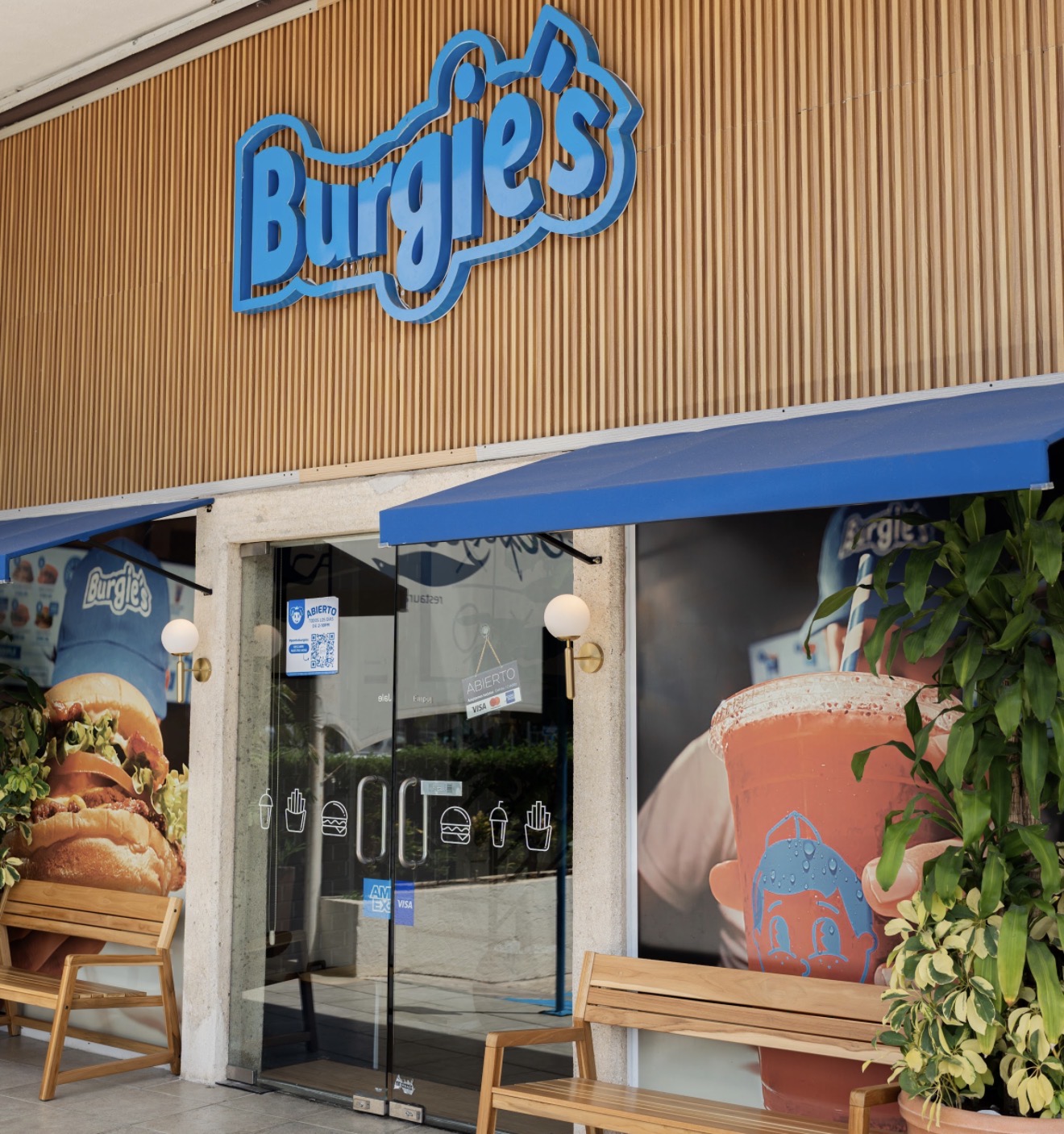 Fachada de Burgie's en Plaza Nichupté, Cancún